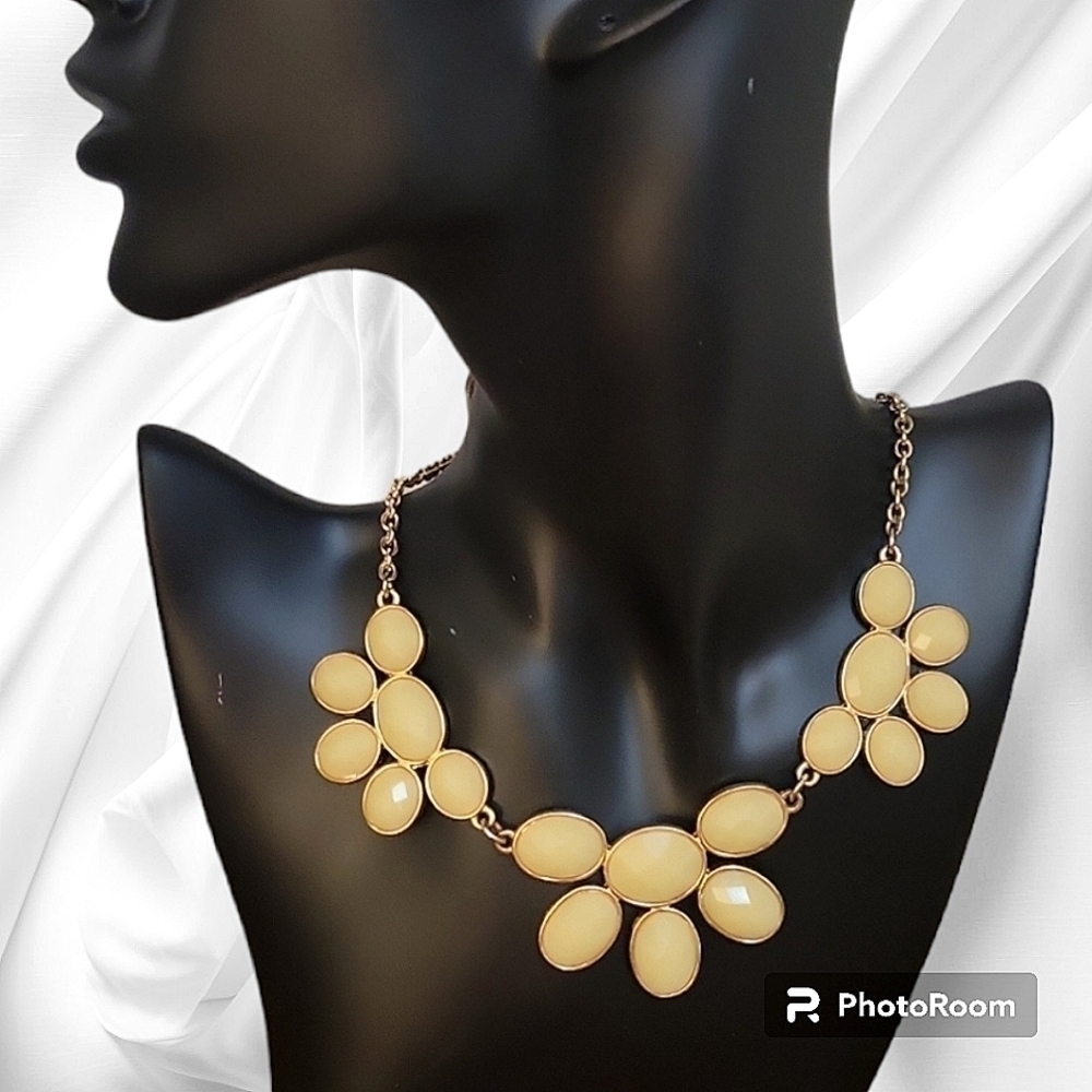 3/$30 VTG Faceted Cream Floral Cabochon Bib Necklace